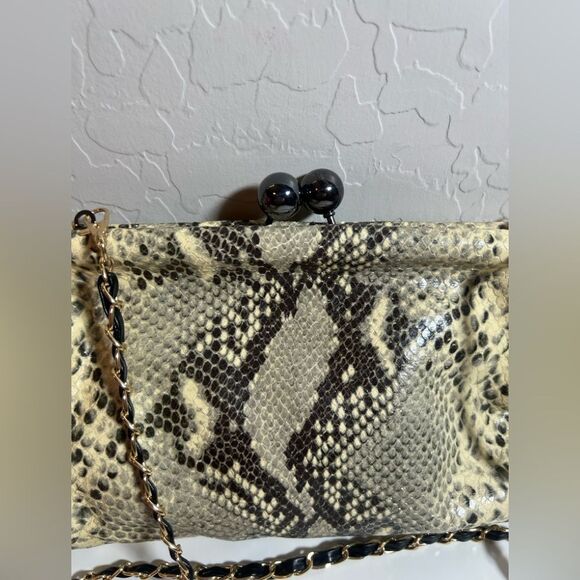 🤎 Badgley Mischka Python Snakeskin kiss Lock crossbody clutch bag - Picture 4 of 13